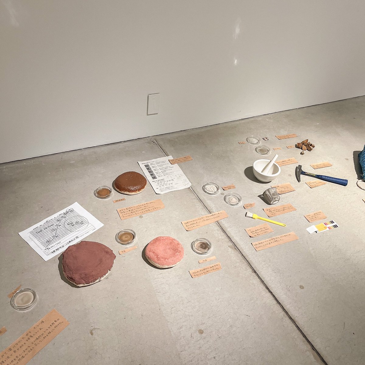 m15_29's tweet photo. 先日行ってきた六本木にある21_21DESIGNSIGHTで行われているMaterial,or へ ◎
身近な物や素材をいろんな視点から見たり考えたり… じっくりと見て面白発見もたくさんできました 😌🌿
#materialor
#2121designsight https://t.co/alZXYX0Mjy