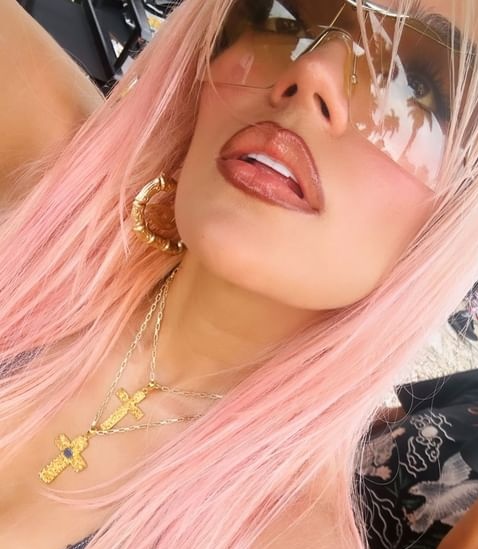 Syntiy_'s tweet photo. Ayer escuché a Karol G hoy estoy escuchando a Karol G y mañana tamb escucharé a Karol G. 
Y la 🧀 https://t.co/9Jw8mzi9Lu