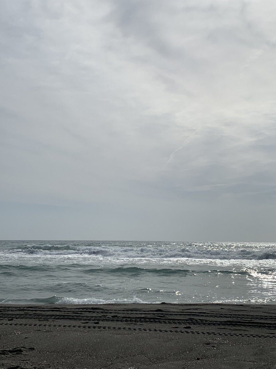 Il brontolio del mare increspato dal vento, il profumo della crema che incontra la pelle e si imperla di salsedine, la bellezza fuori stagione, il vuoto, la potenza di tutto ciò che non è umano.
#lecosechepiaccionoame