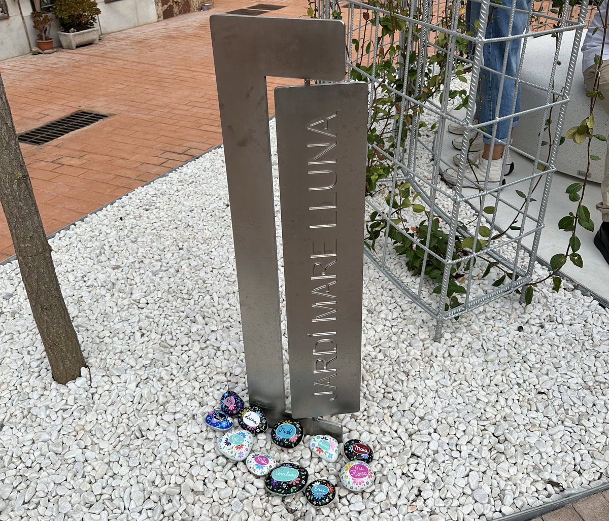 Avui s’ha obert al cementiri municipal de Sant Boi l’espai de dol perinatal “Jardí Mare Lluna”

Pas endavant per visibilitzar i homenatjar els nadons que ens han deixat

Gràcies al grup de mares per fer-ho possible, en una tasca col·laborativa amb l’<a href="/AjSantBoi/">Ajuntament Sant Boi</a> i el PSSJD #SantBoi