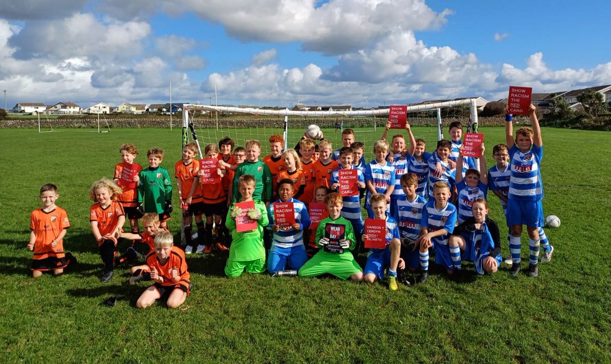 U10 and Porthcawl United standing together to show racism the red card. Well done U10, you make us all proud!
 #MOACYMRU23 <a href="/theredcardwales/">SRtRC Wales | Cymru 🏴󠁧󠁢󠁷󠁬󠁳󠁿</a> <a href="/BPTFL19/">Bridgend Port Talbot Junior Football League</a> <a href="/SouthWalesFA/">South Wales FA</a> #StrongerTogether