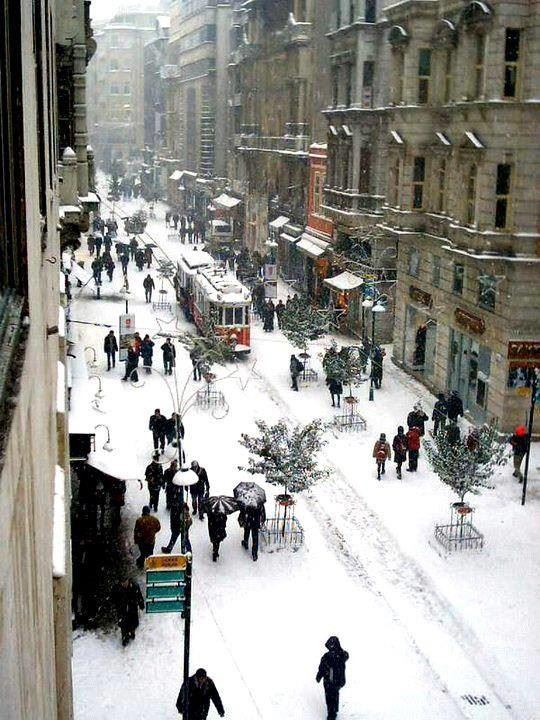 Başta İstanbul olmak üzere birçok il ve ilçede bazı cadde ve sokaklar araç trafiğine kapatılıp yayalaştırılmıştır. Ülkemizde ilk örneklerinden birisi 1990 yılında yayalaştırılan İstiklal Caddesi'dir. 📷 İstiklal Caddesi/Beyoğlu, 2002.