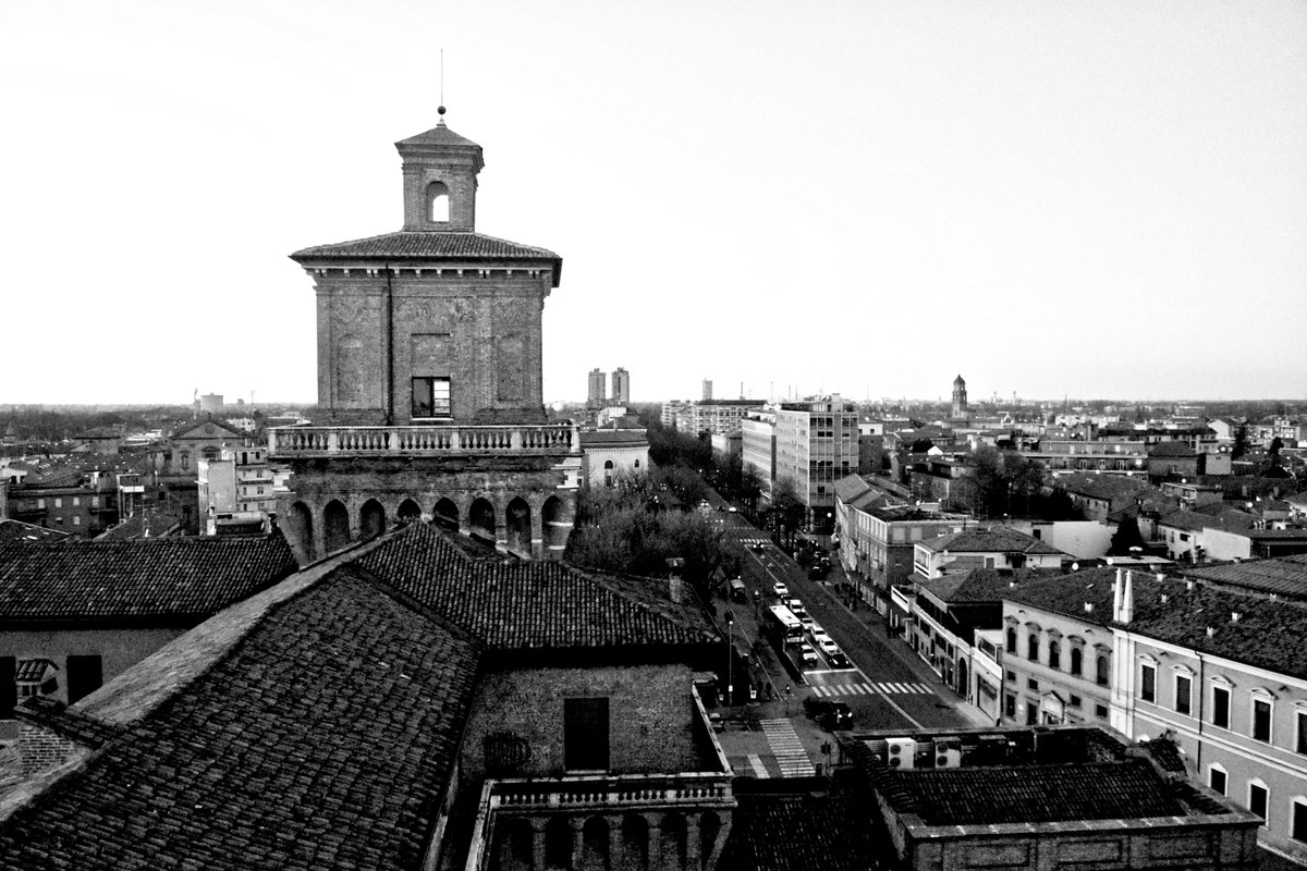 ItaliainSfera's tweet photo. 🏰#Ferrara: un tesoro di bellezze rinascimentali! Un #viaggio attraverso le strade acciottolate di questa città, famosa per il suo patrimonio artistico, le residenze nobiliari. Scopri di più https://t.co/VrhsjZjvWG
 #ViaggiInItalia #ItaliaInSfera #15Ottobre #italia #emiliaromagna https://t.co/vcIbHv45Ti
