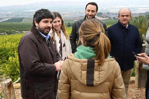 LopezMirasF's tweet photo. En el Día Internacional de las Mujeres Rurales reivindicamos el papel de la mujer como motor del mundo agrario en la #RegióndeMurcia.

Avanzamos en igualdad y defendemos su potencial emprendedor y el reconocimiento por su digna labor en favor de nuestro campo. https://t.co/wS2rJWbxuI