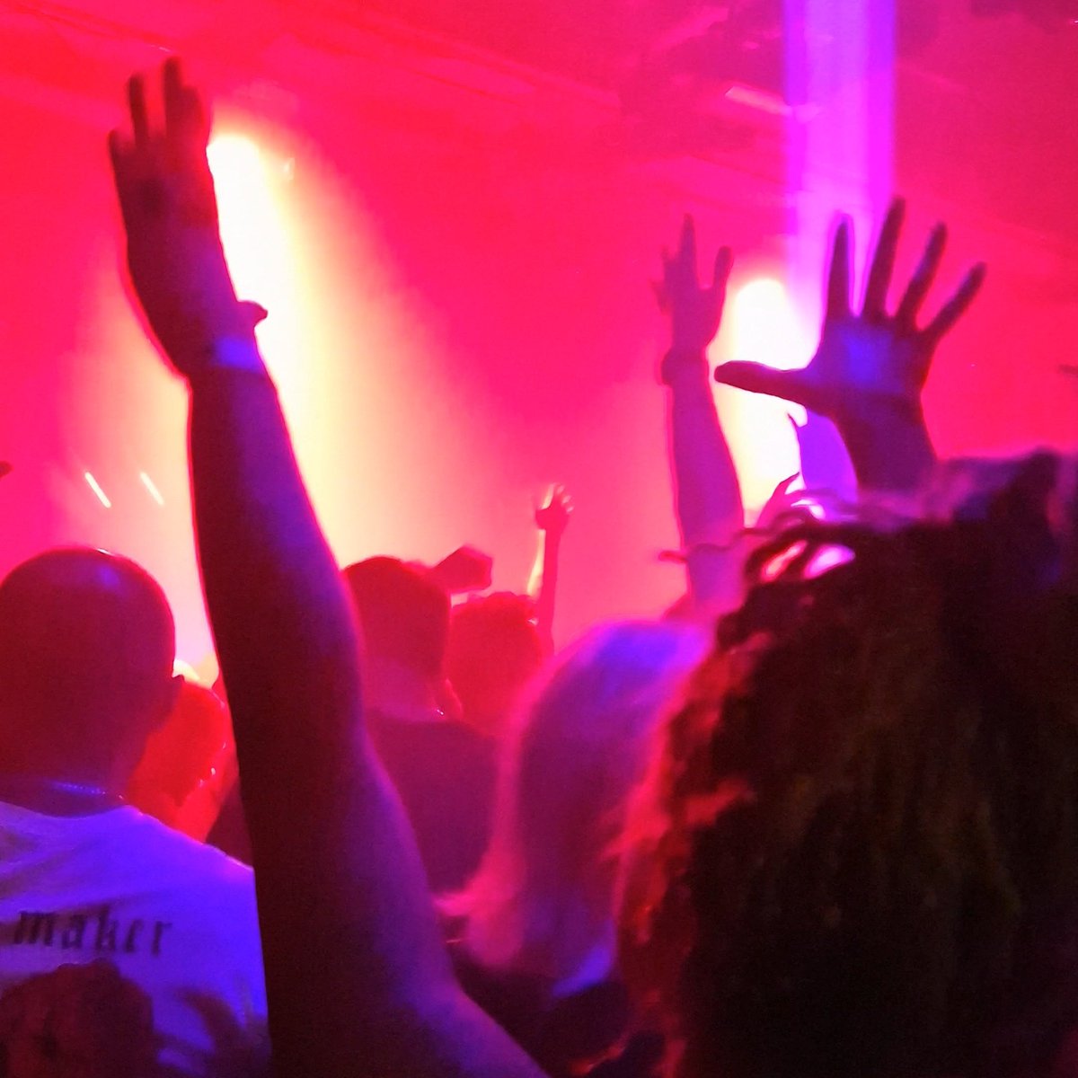 neilmack_the's tweet photo. Wax Format at Fabric yesterday
was 💥🔥 @djlange @DJTallPaul
@MARCOV @SignumOfficial

I've done 2 day raves now and, to steal what Tall Paul said, it's the way forward.  No more all-nighters for this old timer!
#dayravingisthewayforward
#trancemusic #housemusic #vinyl #waxformat https://t.co/Q6ShVhbDlk