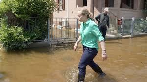 Dopo la passerella alla Rambo, questa miserabile ha erogato alle famiglie alluvionate dell'Emilia Ronagna, a fronte di 8/9 miliardi di danni, una cippa di cazzo.
Tanto si arrangeranno, avrà pensato.
😡😡😡😡😡