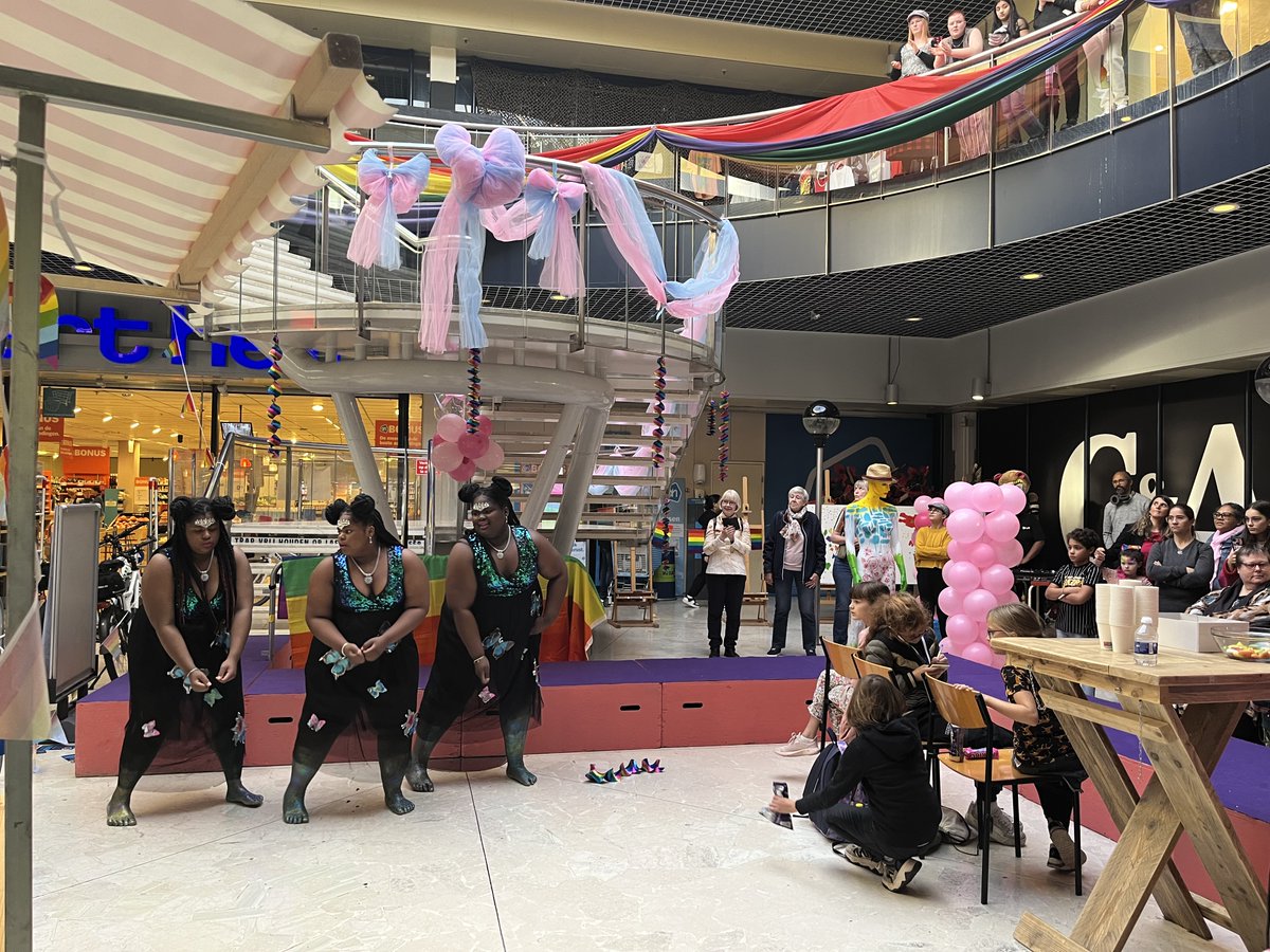 WethSjaakKruis's tweet photo. Ik opende zaterdag een wervelende modeshow #BeYouDay #comingoutweek georganiseerd door #LelystadVerbindt met oa @BGBFlevoland #spot #utopodium. Mooie demonstratie van verbinding in polariserende tijden. https://t.co/ZQK1zCyv88