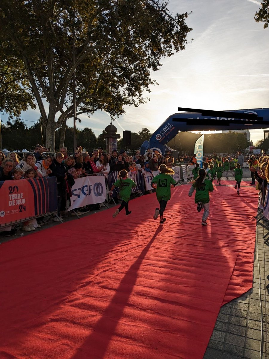 👏 aux 2 000 écoliers et collégiens qui ont participé à la #CouléeVerte ce matin. 💪 🏃‍♀️🏃
<a href="/v_guggiari/">Guggiari Véronique</a> <a href="/BndicteRobert/">Bénédicte Robert</a> <a href="/acpoitiers/">Académie de Poitiers</a>