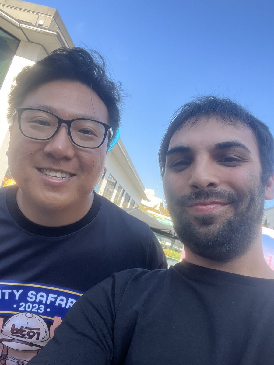 AlphaRM1994's tweet photo. @andrissmartin @brandontan91 Quería agradecerles por la foto juntos 😎✌️😈 https://t.co/BjQ6mKO142