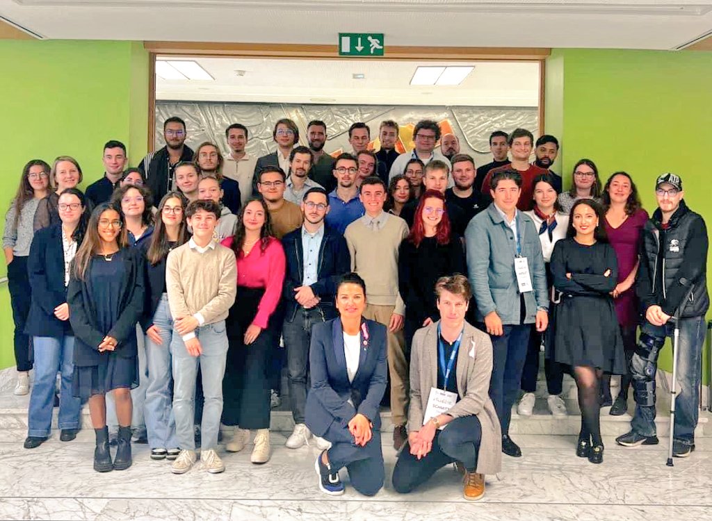 Ch_Dechamps's tweet photo. Participation passionnante avec les 3 générations #CRJ de la @regiongrandest à la consultation sur la planification écologique 🌱. Un bonheur de vous retrouver et d'échanger avec ceux qui ont pris le relais. Ensemble pour un futur durable! 💚 #Écologie #GrandEstRegionVerte https://t.co/huLNgGTbeb