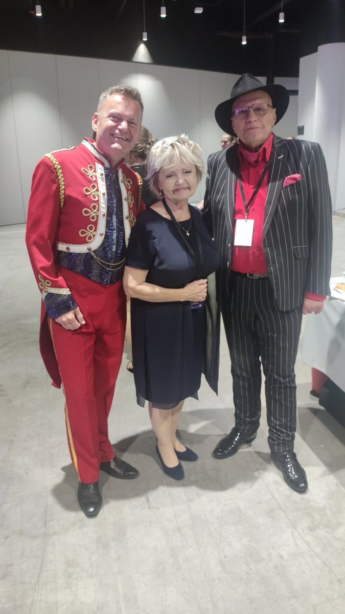PKumpfe's tweet photo. Festival Cirkus Cirkus 2023 spolu se členy poroty Evou Hruškovou a Janem Přeučilem.
#petrkumpfe , #petrkumpfemoderator , #cirkuscirkusfestival , #cirkuscirkusthebestoftheworld , #janpreucil , #evahruskova , #arturkaiser , #o2universum , #praguecircusfestival , #praha https://t.co/Ap1dyF3o7Z