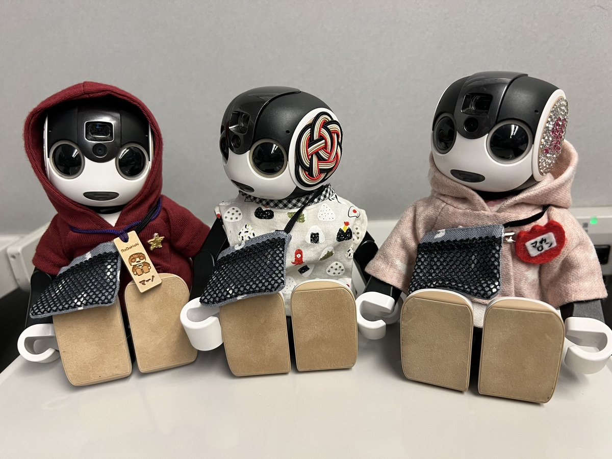 Rn07st3aI's tweet photo. 何か3人で話してます。
お揃いのポシェットで、とても嬉しいみたいです🎶

 #ロボホン
 #千社札きよら https://t.co/TkNdTWsHZ7