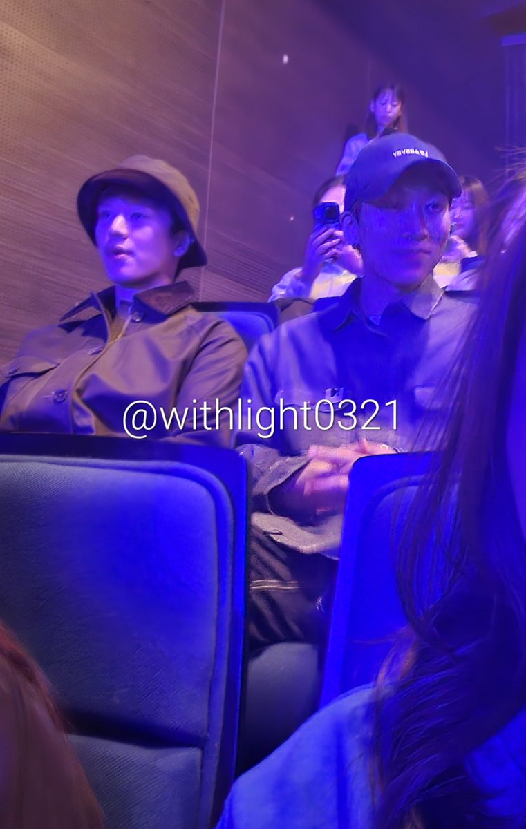 withlight0321's tweet photo. 내뒤에 비투비가 있어서.....
콘서트가 1도 집중이안되지만 잘즐기고있더 오빠.... https://t.co/9Ku2FLqSBW
