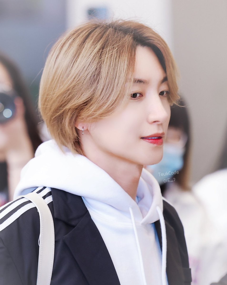 teukcode01E_7's tweet photo. 가을이네요… 단풍잎처럼 그 눈부신 남자 - 이특 🍁🧡
#이특 #leeteuk #superjunior #슈퍼주니어 #イトゥク #利特 #teukcode01e_7 #japan https://t.co/tKa5klGTJI