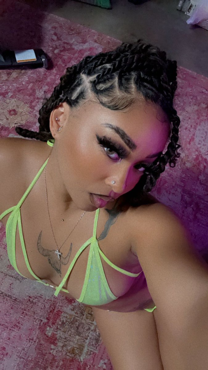 kaylaaveronica's tweet photo. Baby let me lick on your tattoos 🥺 https://t.co/lbqRsh6Ptl