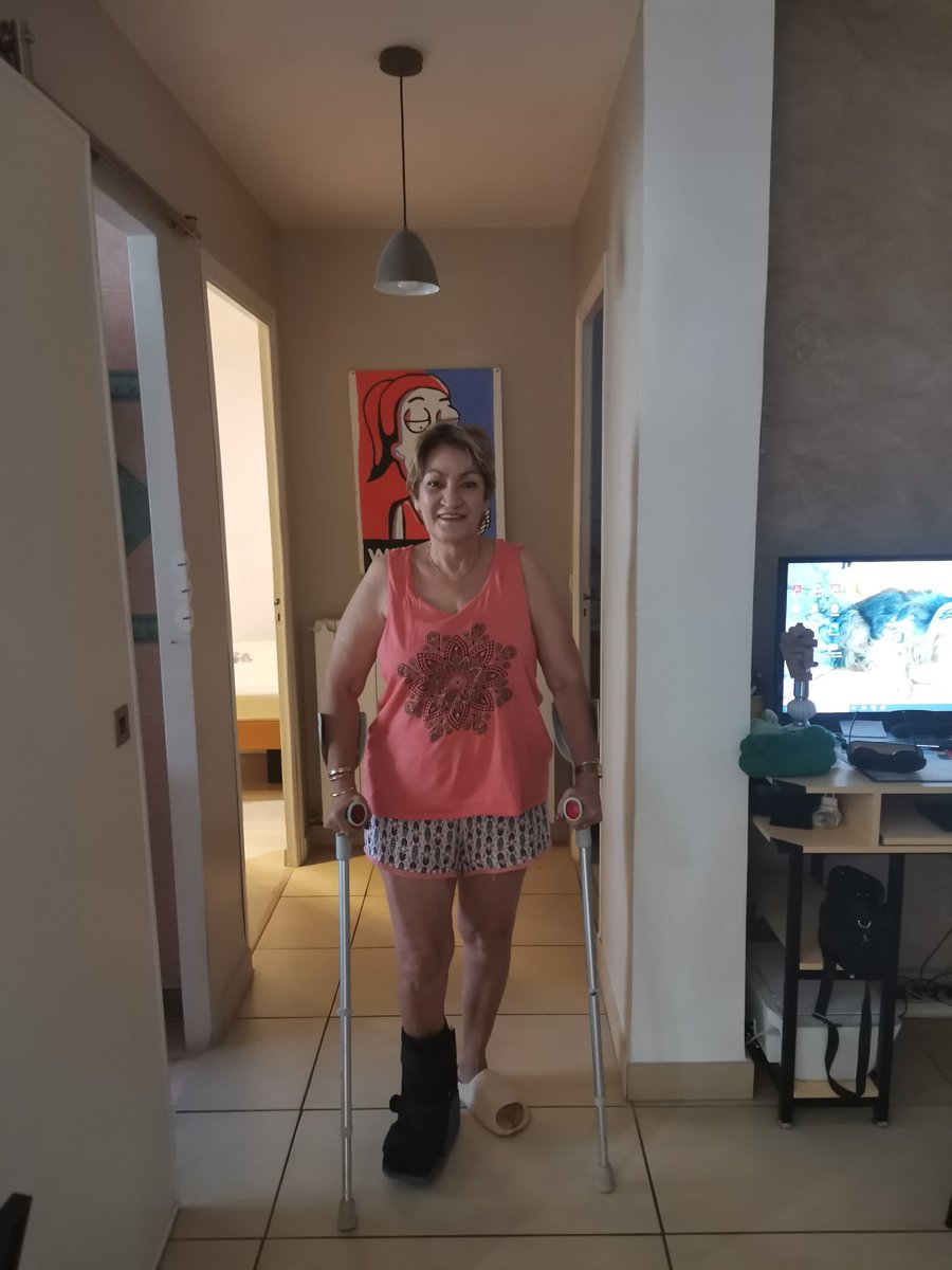 Haftada dört gün, düşmekten dolayı zedelenen ayak bileğim için tedaviye gidiyorum. 
Bağlar koptu, sinirler koptu, kemik çatladı, damar ezildi vs. 
İkibuçuk aydır koltuk değnekleriyle ve yürüyüş botuyla yaşıyorum. 
Bir iyileşme yok. 
Sanırım sakat kalacağım.