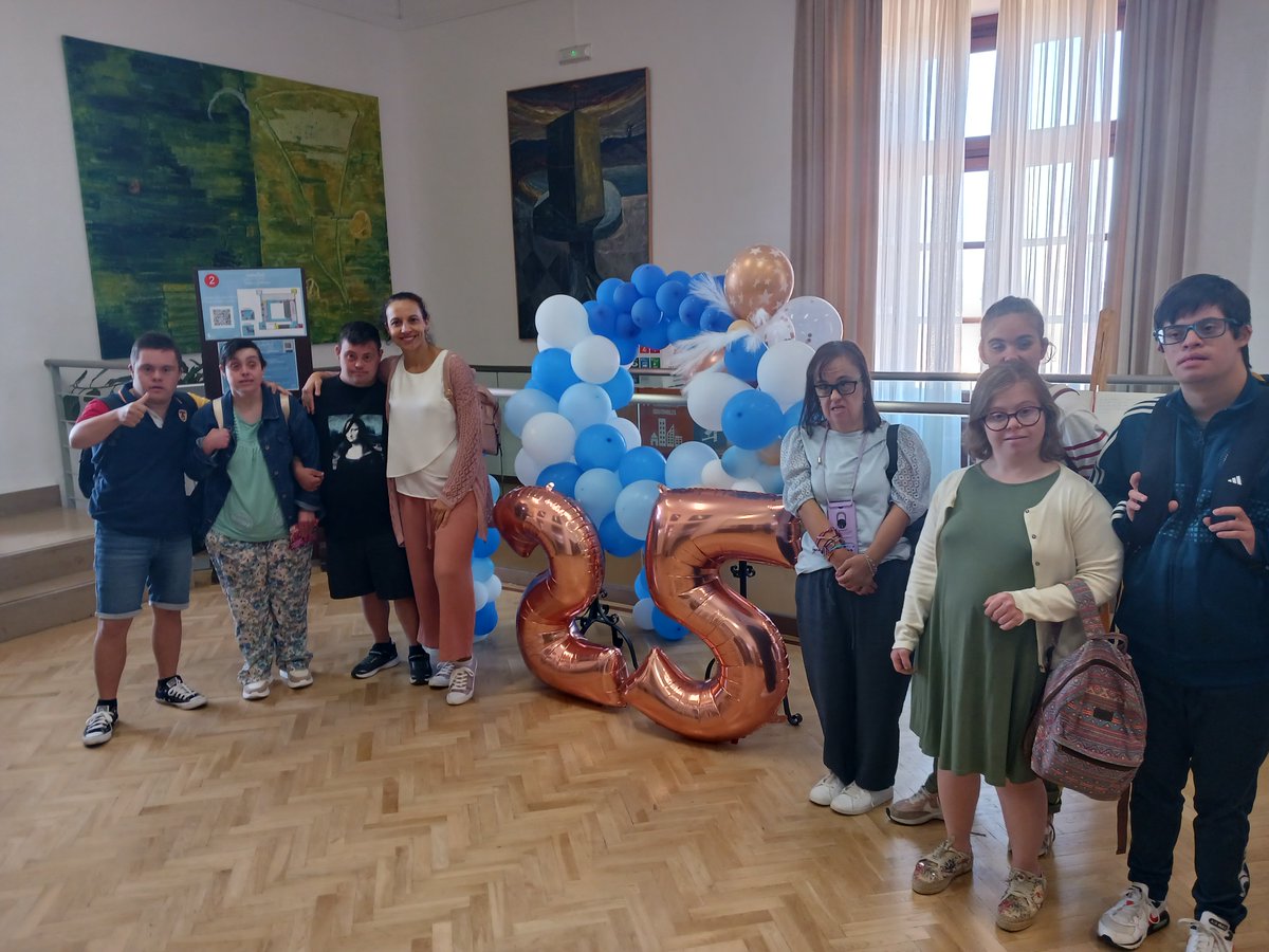 culturaenclm's tweet photo. La @biblioclm celebra mañana sus 25 años de historia.
Mañana se entregarán once distintivos como ‘Socios/as de Honor’ a instituciones, colectivos y personalidades vinculadas con la sociedad y la cultura de la región ℹ👉https://t.co/q5sTpYYk6J https://t.co/Bxm5aZzO3G