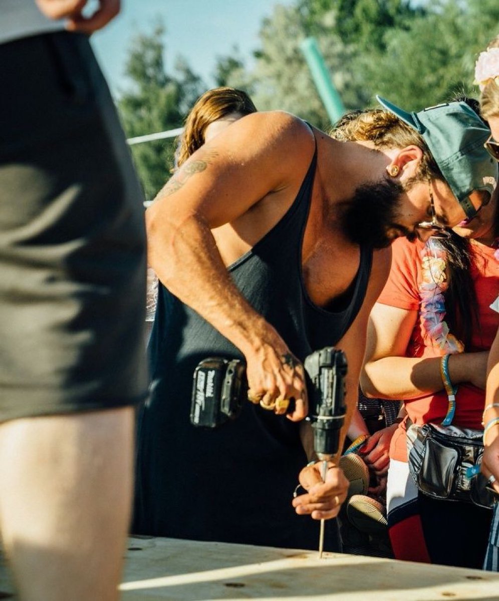 o tanto que ele ta explodindo de gostoso aqui deus abençoe tom kaulitz