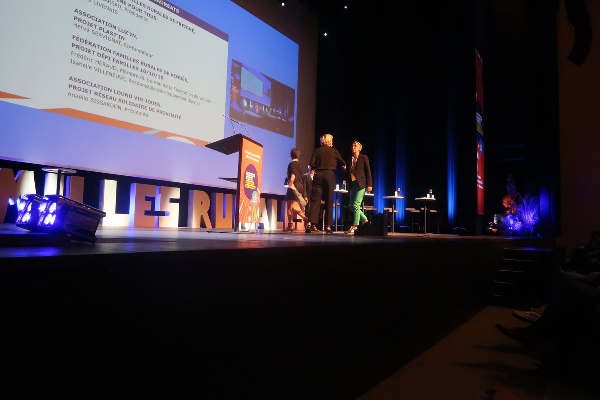 #metz2023 | <a href="/DMarmier/">Dominique Marmier</a> président de RURAL MOUV ouvre la remise des prix RuralInnov.  Les projets lauréats sont en lien avec les transitions, avec l’idée du changement des pratiques, du partage &amp; de la solidarité. Le Mouvement s’est déjà engagé dans les transitions! #ruralité