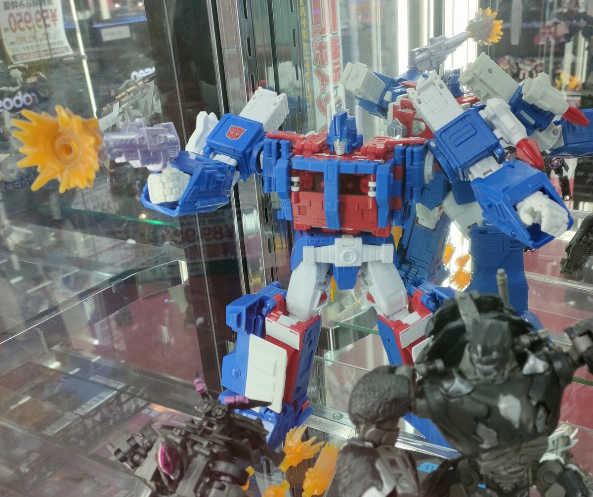 seki_hiroaki's tweet photo. ヨドバシAkiba に SS ウルトラマグナスが展示してあった。LEDでも仕込んであるの？って言うくらい目が光ってた。2月の発売が待ち遠しい！マトリクスを装着してないのは展示担当の方の趣味？？？ https://t.co/ABviVbUoNM