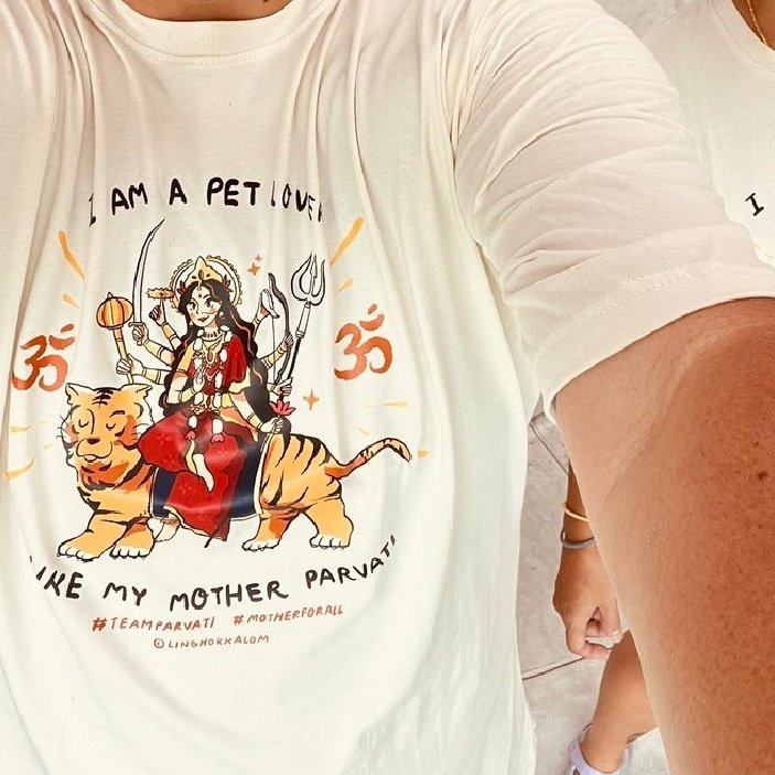 Linghokkalom's tweet photo. Friendly reminder: เสื้อ #TEAMPARVATI
วันนี้ใส่โค้ดส่งฟรีวันสุดท้าย (พรุ่งนี้ถึงสิ้นเดือนจะเป็นโค้ดลด 25 บาทแทน)
เสื้อมีพร้อมส่งแล้วนะคะ ทันนวราตรีแน่นอน ❤️
*ฟรีโปสการ์ดและ QR ดาวน์โหลดวอลเปเปอร์มือถือ*
จิ้มเลย 🕉️🐅 https://t.co/UC1zErhedF https://t.co/smHmRJSsBc