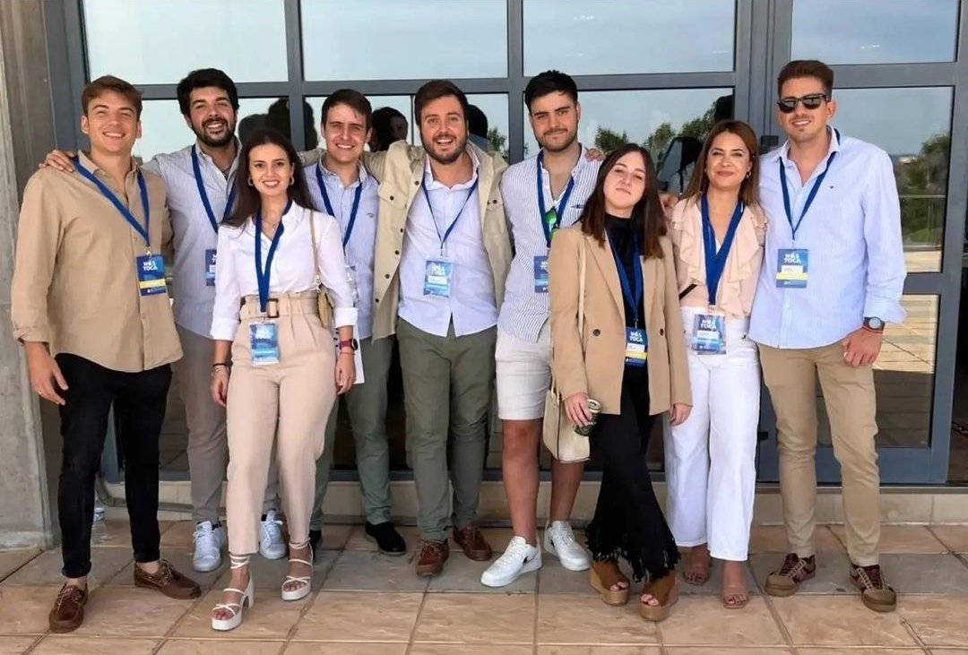 RaulTurpin's tweet photo. 🎂 Se cumple un año del congreso que inició una nueva etapa de @NNGG_RM con @Landaburu_Anto.

Hoy volvemos a ser una organización viva y fuerte, con más presencia de los jóvenes en las instituciones que nunca y con un equipo de 10.

¡Orgulloso de ser parte de esta gran familia! https://t.co/NGR9jvRlAV