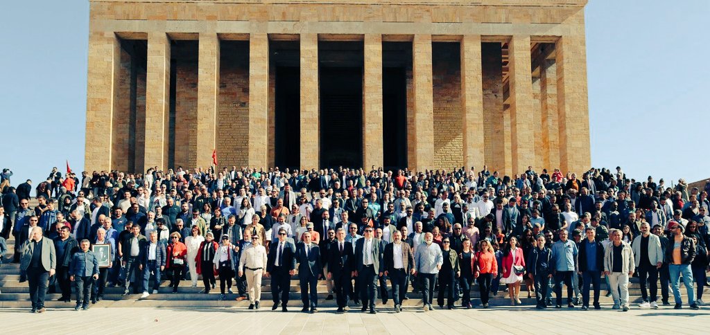 Her gittiğimiz yerde soruyorlar ya bize ;
Arkanızda hangi siyasi var diye ?
Fotoğrafa bakınca arkamızda kimin olduğunu görebilirsiniz...