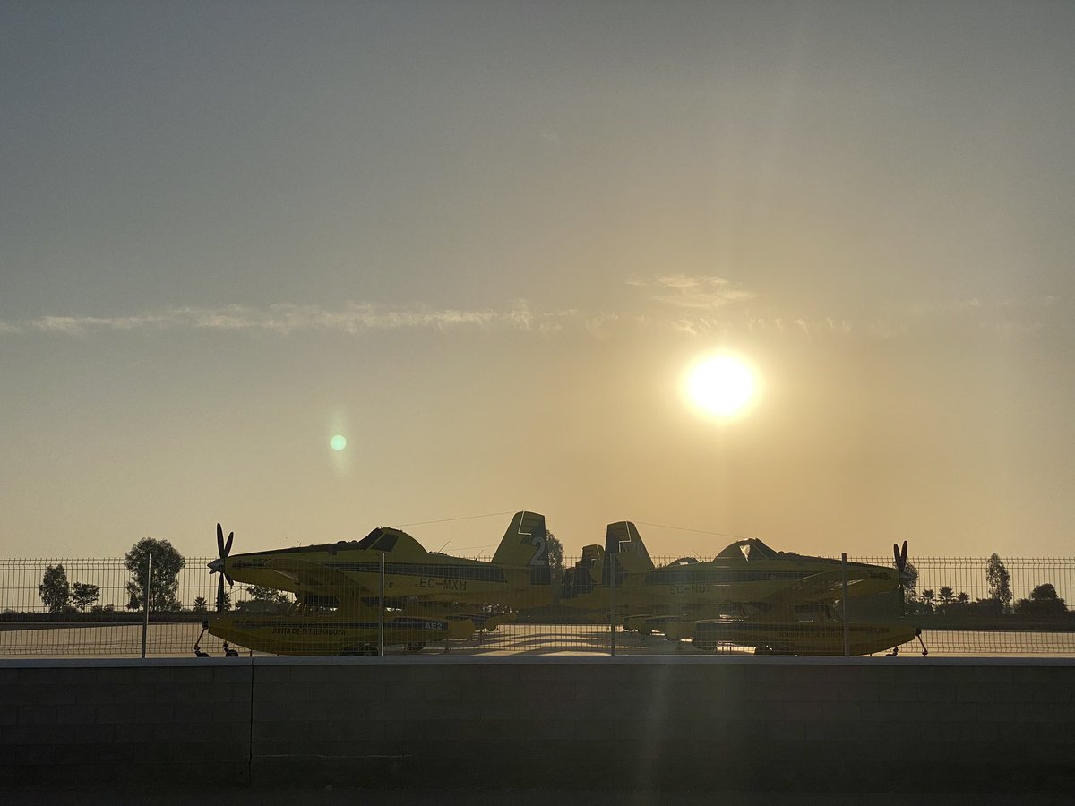 sisopuerto's tweet photo. Amanece que no es poco. #MartinezRidaoAviacion #Utrera #AT802F #Fireboss  #1600Shp #💦💦💦 #yosiosveo #lascomparacionessonOdiosas🙄 #NiEnElAireNiEnTierra https://t.co/bQBHLeebfM
