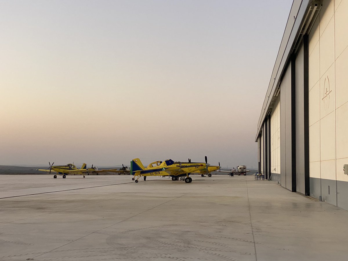 sisopuerto's tweet photo. Amanece que no es poco. #MartinezRidaoAviacion #Utrera #AT802F #Fireboss  #1600Shp #💦💦💦 #yosiosveo #lascomparacionessonOdiosas🙄 #NiEnElAireNiEnTierra https://t.co/bQBHLeebfM
