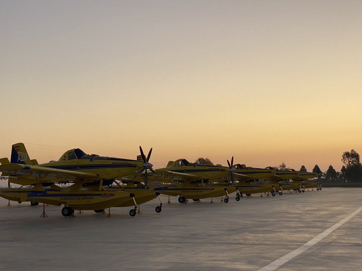 sisopuerto's tweet photo. Amanece que no es poco. #MartinezRidaoAviacion #Utrera #AT802F #Fireboss  #1600Shp #💦💦💦 #yosiosveo #lascomparacionessonOdiosas🙄 #NiEnElAireNiEnTierra https://t.co/bQBHLeebfM