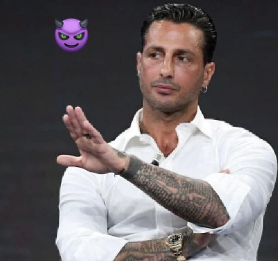 pierpi13's tweet photo. Questo signore prima dalla Venier,poi a Belve e martedi dalla DeGirolamo si porterà a casa 30.000 euro pagati dalla Rai e da noi contribuenti.
avanti così.. https://t.co/l4JlvFTeUl