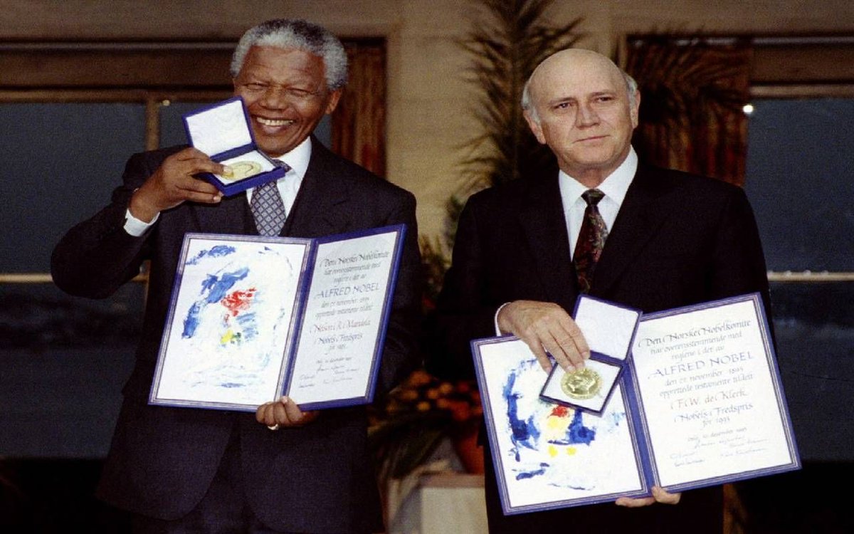 #15ottobre 1993: Nelson Mandela e Frederik de Klerk ricevono il Nobel per la #pace, per aver liberato il Sudafrica dall'apartheid. Riconciliazione e costruzione di una nazione, al fine di unire un Paese che aveva attraversato decenni di conflitto laciviltacattolica.it/articolo/nelso…