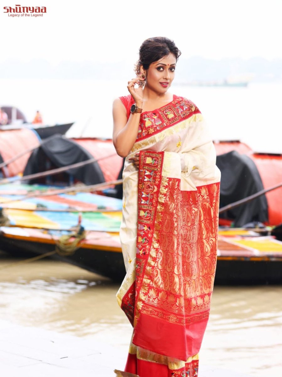 Reshmi_Bagchi's tweet image. চারদিকে পুজোর গন্ধে মন আকুল....
এবার অঞ্জলিতে আমার পছন্দ লাল পেড়ে গরদ, যাতে লেগেছে তুলির টান আর সাথে রেশম জরির কাজ... @shunyaaonline_