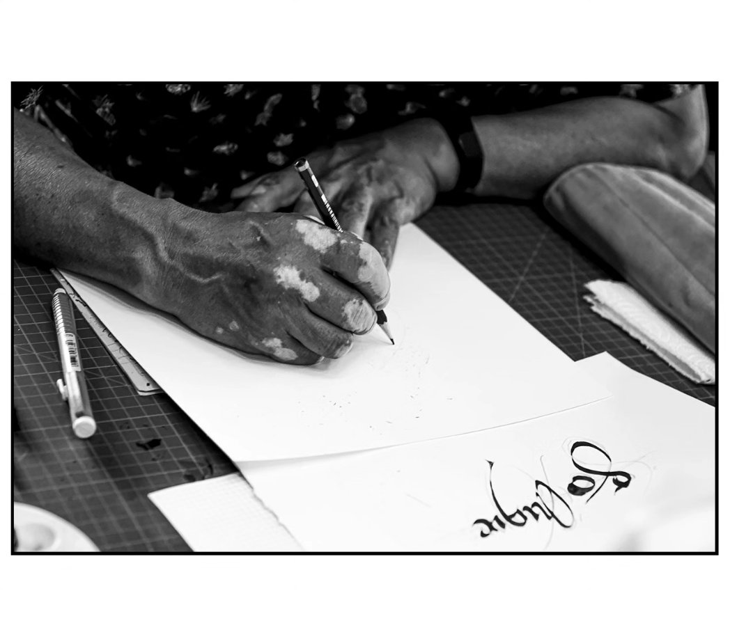 StefAlf357's tweet photo. #calligraphe
#calligraphy #calligraphie #calligrapher #workshop #handmadeletters #letters #lettering #gothic #gothique #gothiccalligraphy #gothicletters #calligraphymasters #artiste #noiretblanc #monochrome #bnw #bnwphoto #bnwphotography #xt3 #fujixt3 #fujix #fujifilm https://t.co/Hbt8gX5Y0N