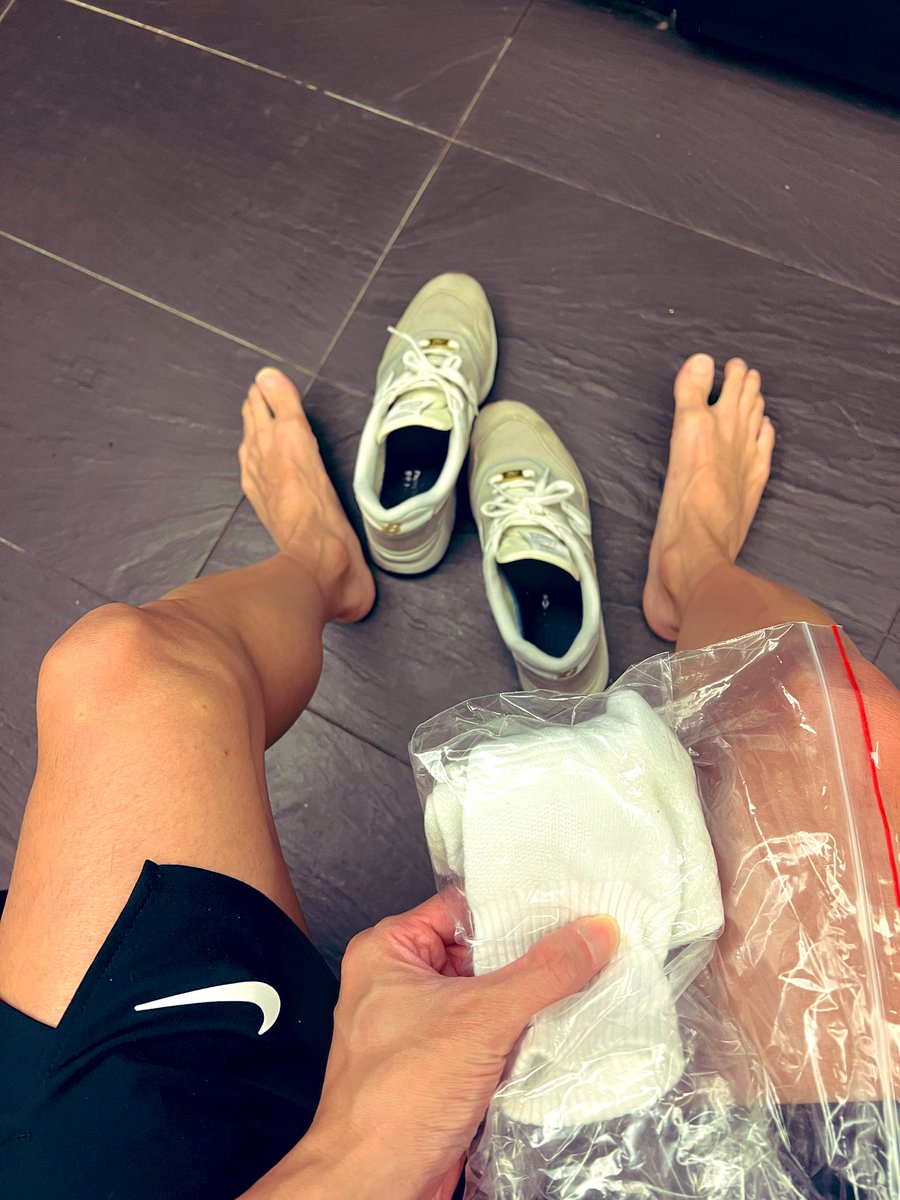 要寄出了 微微捨不得
但充滿我濃濃的荷爾蒙

剛剛更衣室有個大叔看到我在包襪子
他問我是不是在賣原味襪 😳傻眼～