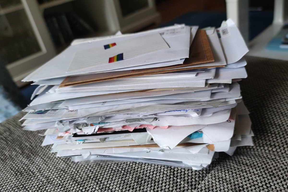weiteraufschule's tweet photo. Wie viele Briefumschläge mögen das wohl sein? Ich hab sie gezählt 😉.
Es sind 147 Briefe an mich aus dem letzten Jahr. Immer mit einer kleinen Überraschung. Kleines Denkmal für den freien #atctausch .
Mit vielen aus der #kleineKunstklasse . Und ja, ich heb alles auf 😅. https://t.co/JcceiFxY4c