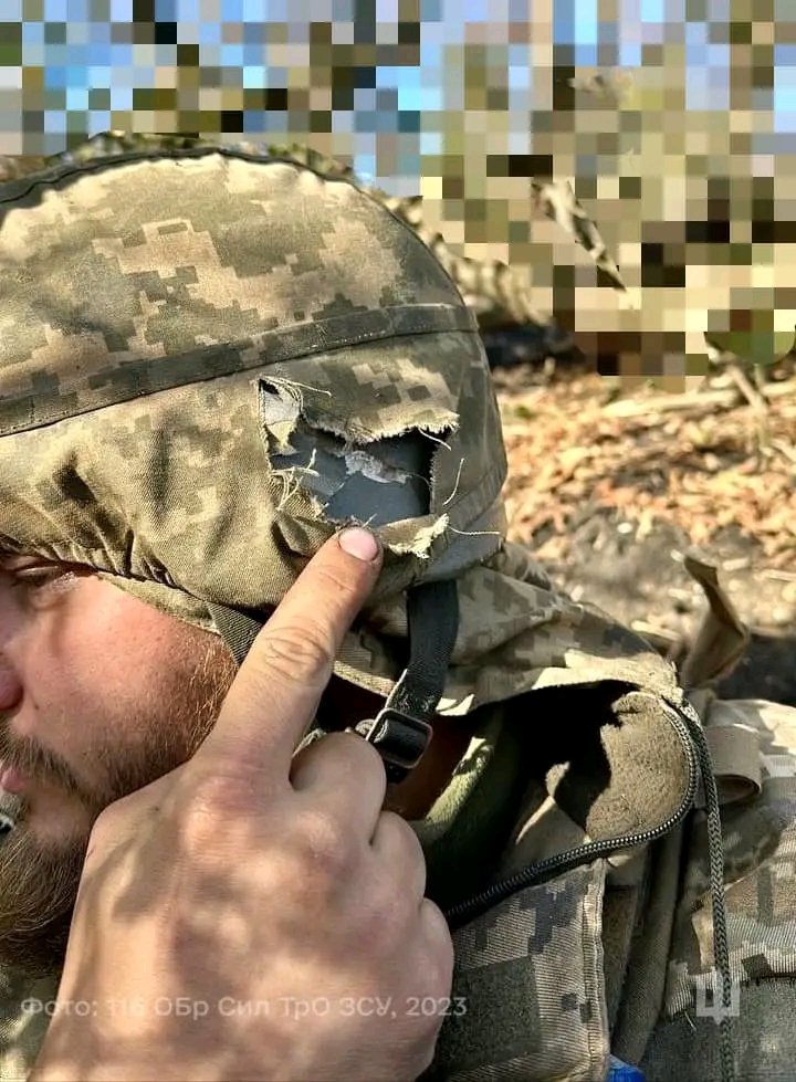 UACommand's tweet photo. #Ukraine/#Russia: Dmytro, a member of the 116th Separate Brigade of the #Ukrainian Territorial Defense Forces, is happy that he had a helmet in the direction of #Avdeevka.  #Kiev #Kyiv #UkraineWar #UkraineFrontLines #Avdiivka #RussianArmy https://t.co/GjkdV8qIlW