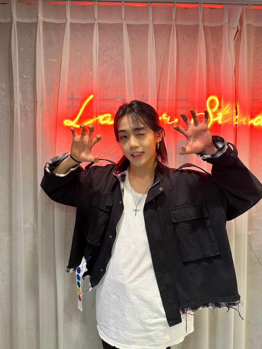 YWCHX28_memory's tweet photo. 231015 | [🐰💌] (3/9)

- 프지프지~~~지금 뭐해요?!
저는 변신 중이에요🤭🩶

#ooyd

#하빛 #HAVIT
#FROM_TRENDZ #TO_FRIENDZ
#TRENDZ #트렌드지 @TRENDZ_OFFCL https://t.co/VaHfu4aPOf