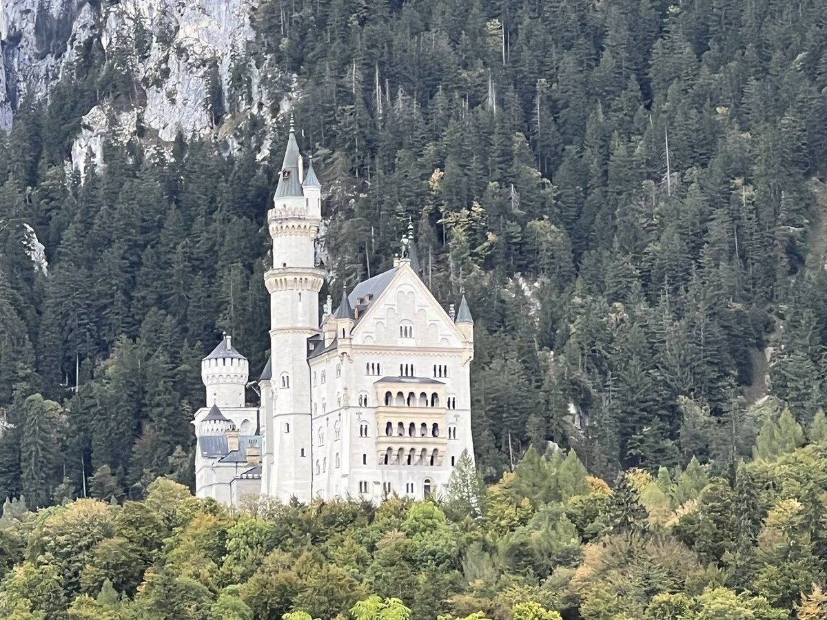 FMR_mixmaster's tweet photo. Aussicht von Schloss Hohenschwangau auf Schloss Neuschwanstein. https://t.co/J4Snhp3SIs
