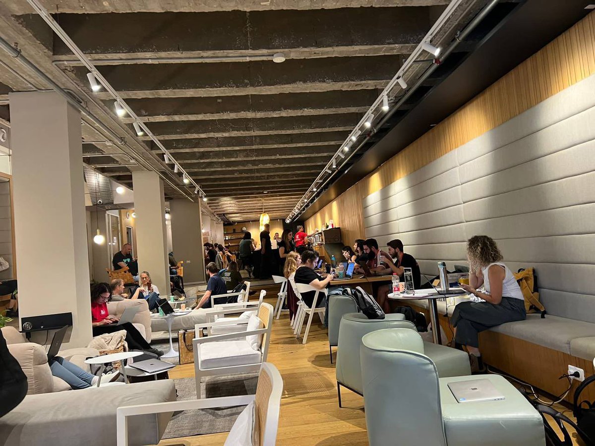 *בקשה לסיוע בהמשך*

אני חוזר עכשיו נפעם ממוקד העשייה הציונית מהגדולים במדינה כרגע: המרכז של אחים לנשק בגני התערוכה.

באולם אחד למידת מכונה שמזהה מצב חטופים לפי צבע המכנס בסרטונים, בחניון מרכז לוגיסטי עצום שממיין תרומות עד רמת סוג השמפו ומשגר למי שצריך באמצעות מחשב. 

באולם אחר