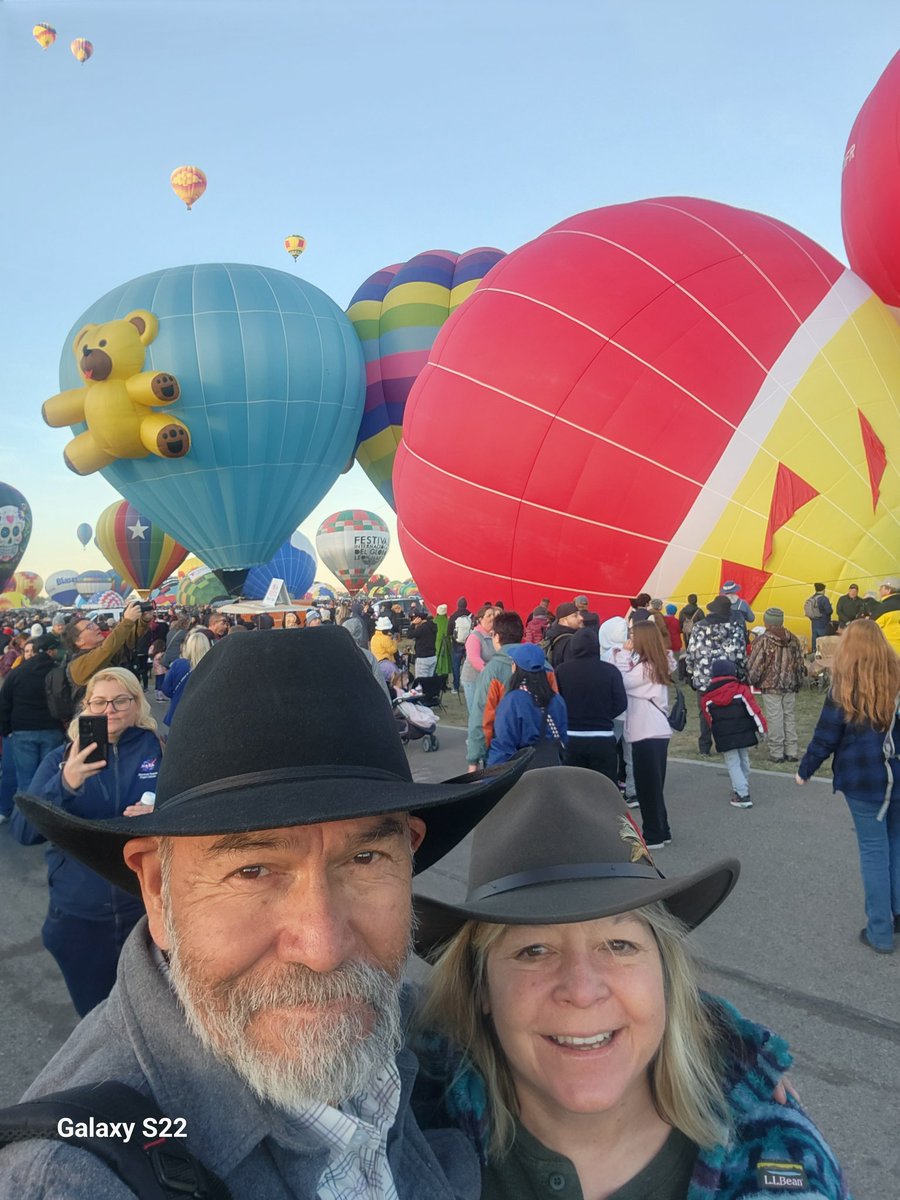 BruceBvsando's tweet photo. Day off with my Annie watching the balloons,  eclipse and grilling this afternoon ... rest time https://t.co/ypBZVx0uXH