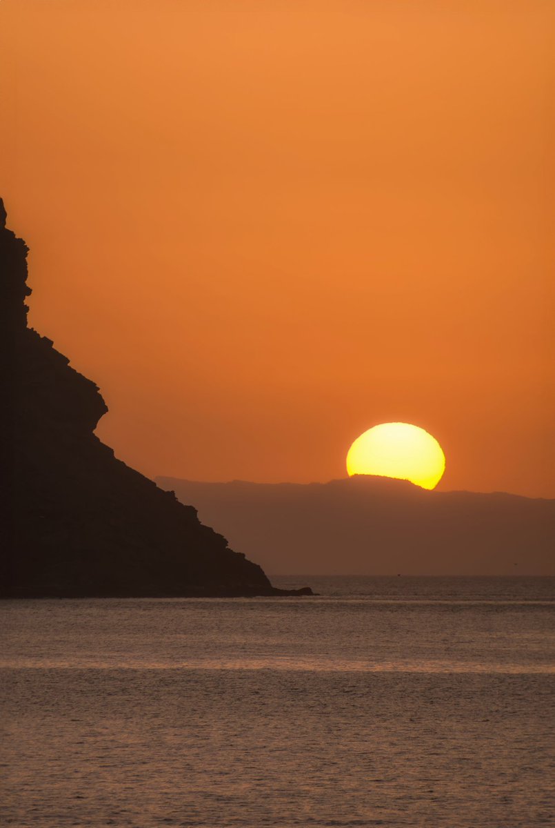 PhotoshotTen's tweet photo. Así se veía hoy la salida del sol tras Gran Canaria desde Tenerife. https://t.co/E6c3urHRPB
