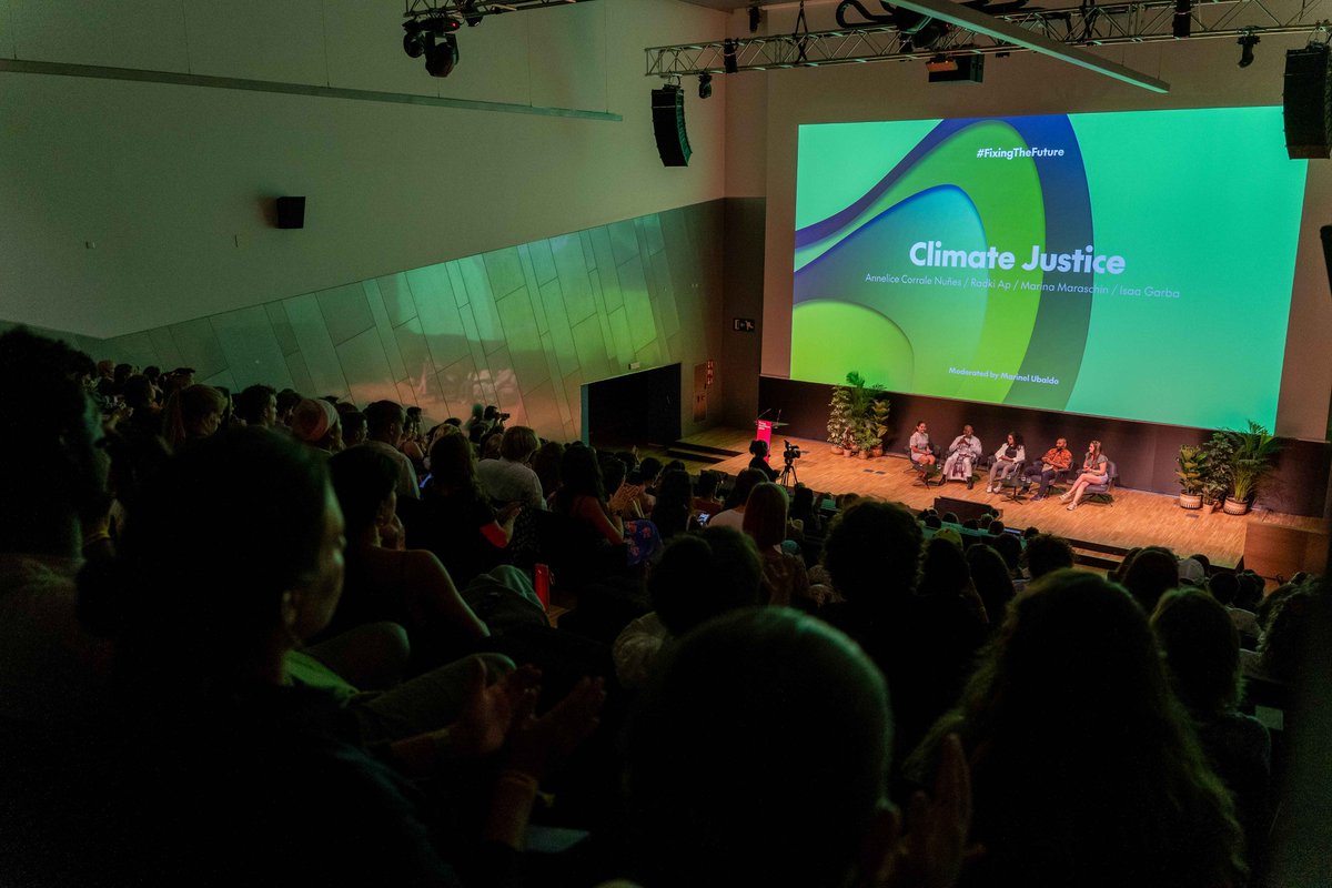 AbacusCoop's tweet photo. 🌍 Un miler de persones participen a la 4a edició del Festival @FixingFutureBCN  organitzat per Abacus.

🌿 La trobada ha donat a conèixer 25 projectes internacionals que ja treballen per canviar el món i per trobar solucions als reptes del planeta.

#FixingtheFuture https://t.co/P4v3cfWcU9