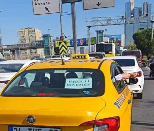 bosunatiklama's tweet photo. İstanbul'da bir taksici aracına "İsrailli binemez" yazısı astı. https://t.co/8b4nGdfa8N