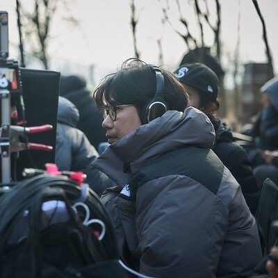 jisooschart's tweet photo. Director Kim Seong-sik talked about #JISOO's scene

"We put on safety gear and hung JISOO about 2~3m in the air. She did it without hesitation. Director Bong (Parasite) watched the movie and said, 'You should have contacted me when you were filming that.'" https://t.co/tDQVExdCA0 https://t.co/5RVSpI6xuk