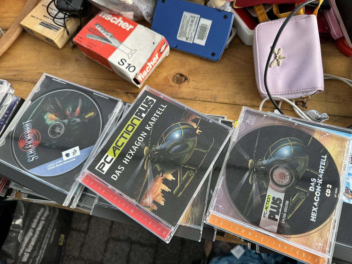 JoachimHesse's tweet photo. Relikte aus vergangenen Tagen liegen auf diesem #Flohmarkt-Tisch. #PCActionPlus war eine etwas teurere Variante der #PCAction, die der #Computec-Verlag mit einer zusätzlichen #Vollversion ausgestattet hatte. Am Ende wurde sie nur noch für eine Handvoll Abonnenten produziert. 🤪 https://t.co/1Vt9tToo3S