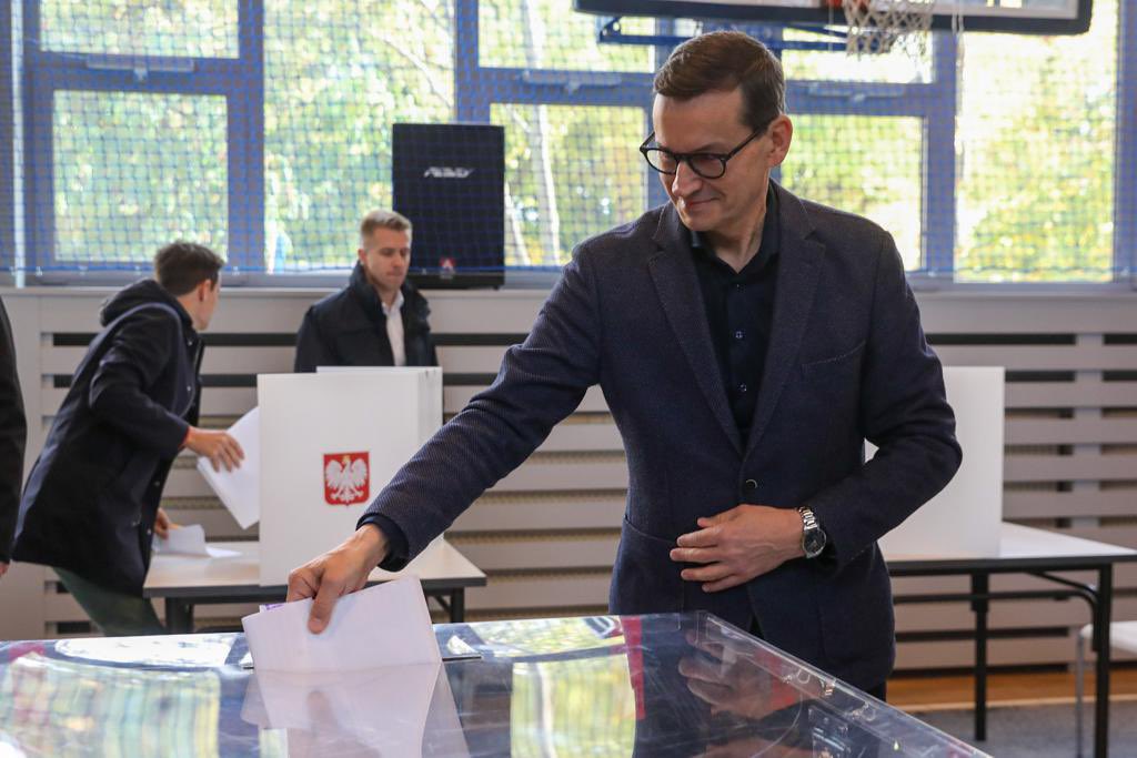 MorawieckiM's tweet photo. My już zagłosowaliśmy! ✅🗳️🇵🇱

PS. Pamiętajcie, że wszelkie komentarze czy dodatkowe pytania o kartę referendalną – ze strony kogokolwiek, również członków komisji wyborczych – są sugestią i łamaniem ciszy wyborczej. Należy to zgłaszać. https://t.co/u43WL2JVYc