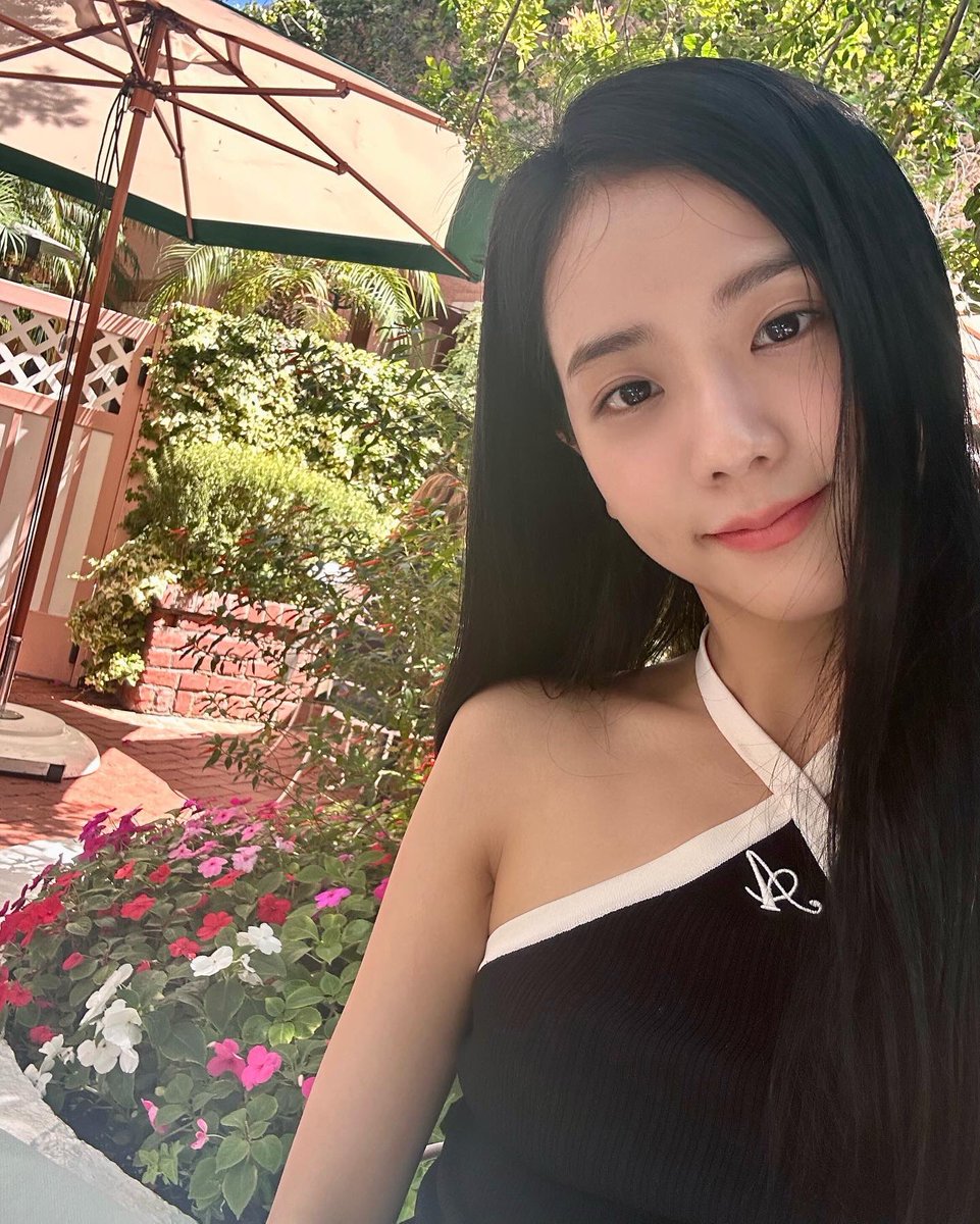 pawangdalgom's tweet photo. YES GIRL YES KIM JISOO. Damn 😭😭😭😭😭😭 she know that i missed her so muchhhhhh https://t.co/6LN8NNGNye