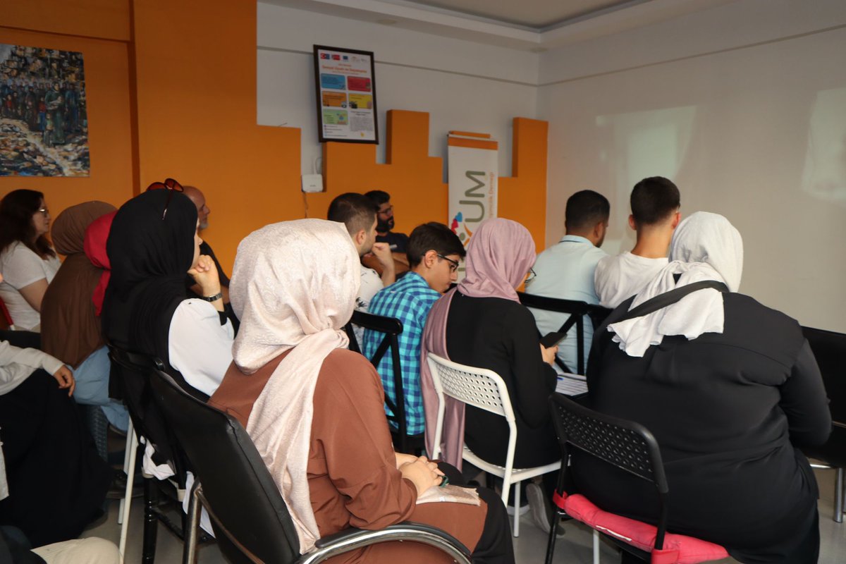 SUGDER_'s tweet photo. Türkiye Ulusal Ajansı tarafından Avrupa Dayanışma Programı kapsamında desteklenen Sosyal Uyum ve Dayanışma projemizin Ekim ayı etkinliğinde zorunlu göç ve eğitim göçü üzerine kısa filmler izleyerek karşılaştırmalı kritik yaptık. @ulusalajans https://t.co/2ZBEi3IxQl