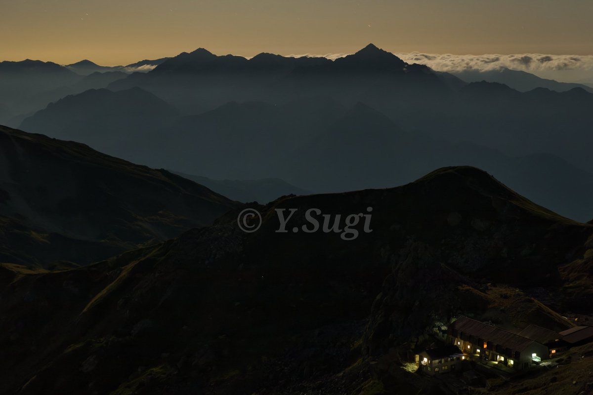 izu_naturedrive's tweet photo. 白馬岳 2日目（9月）
一枚目は月夜に照らされる劔岳＆立山三山

#nature 
#mountains 
#landscape
#photograghy 
#NaturePhotography 
#landscapephotography https://t.co/0u8T3mH7HL